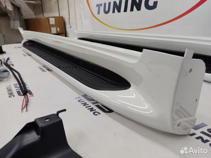 Пороги Land Cruiser 200 LX570 White с подсветкой