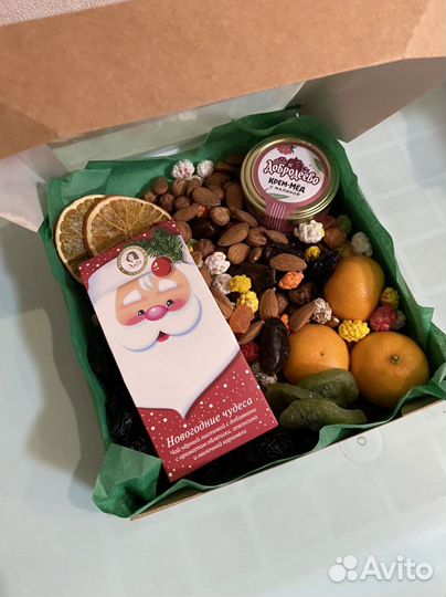 Подарок на Новый год / Коробка с орехами, мёдом