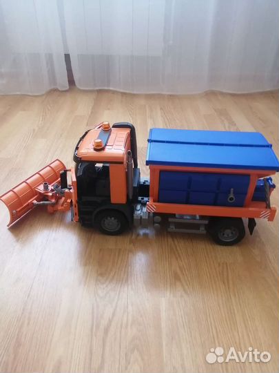 Грузовик снегоуборочная машина Bruder