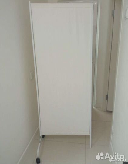 Медицинский столик на колесиках