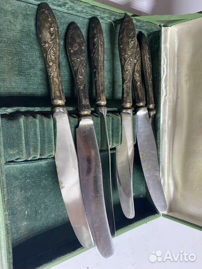 Очень много мельхиоровых столовых приборов