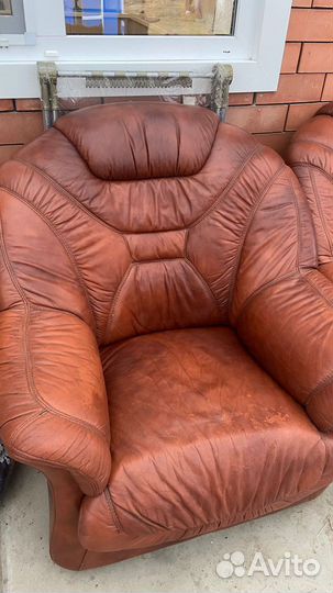 Кожаный диван с креслом бу