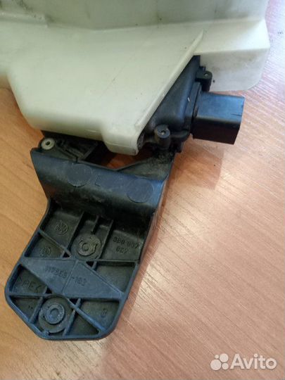 Замок двери задний левый Volkswagen Passat B5