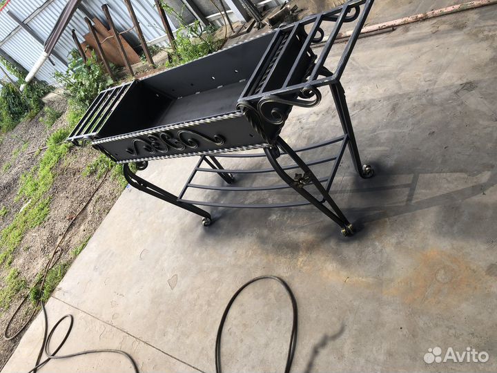 Мангал с откидными столиками