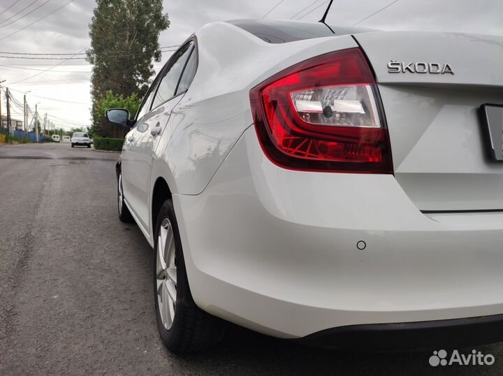 Skoda Rapid 1.6 AT, 2020, битый, 129 700 км