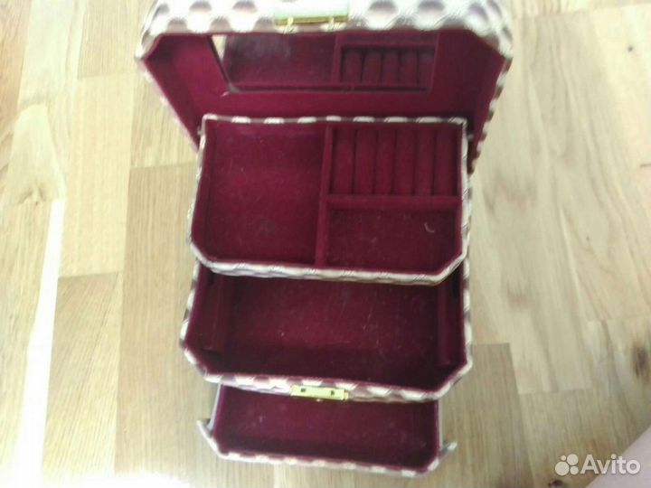 Шкатулка для украшений и косметики