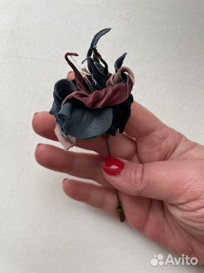 Брошь ручной работы цветок из кожи новая