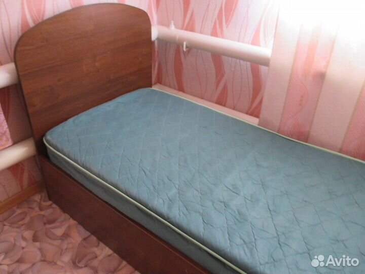 Кровать односпальная с матрасом