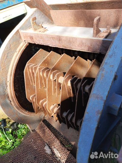 Зернодробилка, электродвигателя и насосы