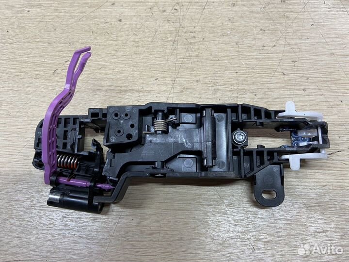 Кронштейн ручки двери задней правой Toyota Rav4 50