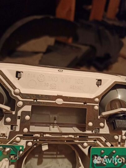 1k0947105 плафон освещения центральный passat b7