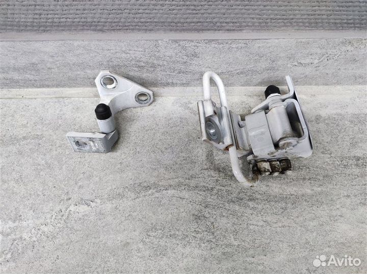 Петли двери передние левые Vw Passat B7 Alltrack