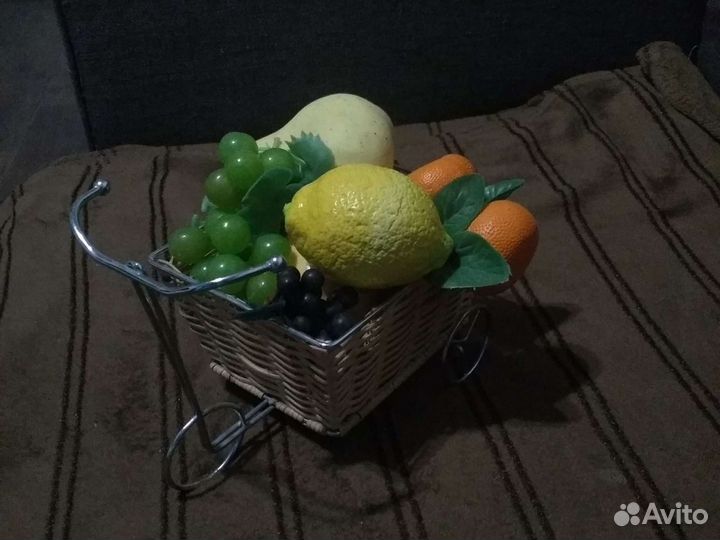 Корзинка плетёная с фруктами