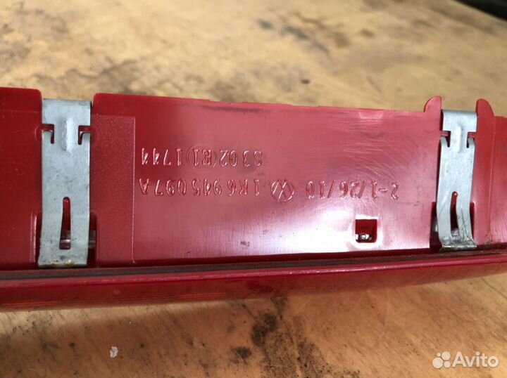 Фонарь на крышку багажника Volkswagen Tiguan 2010