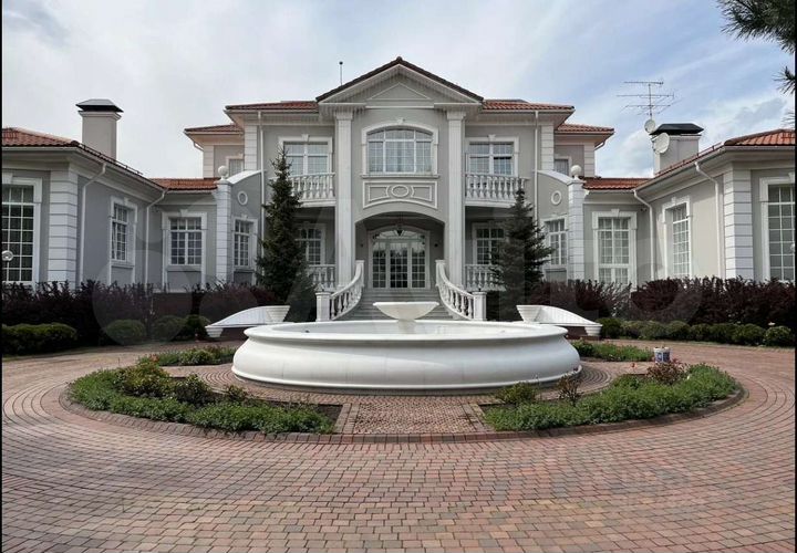 Дом 2200 м² на участке 74 сот.