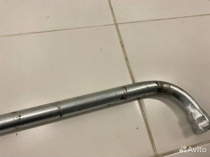 Ключ балонный Volkswagen Passat B7 (2010—2015)