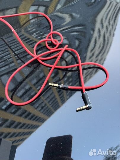 Наушники Beats и провода