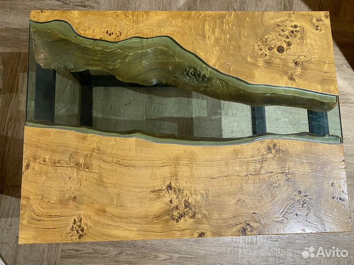 Стол из слэба горного тополя с рекой из стекла