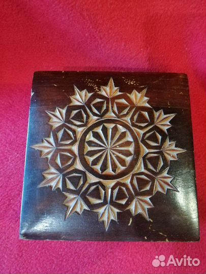 Деревянная резная шкатулка
