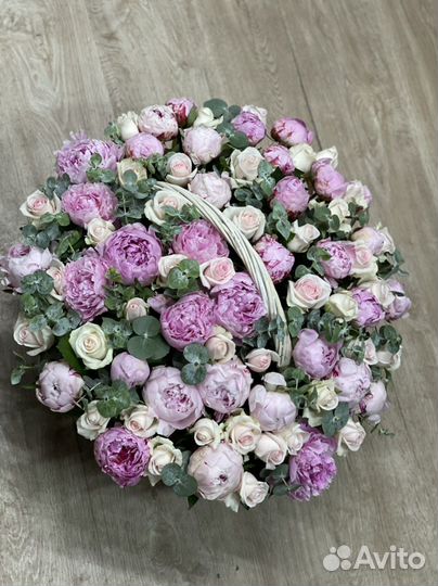 Розы пионы корзины