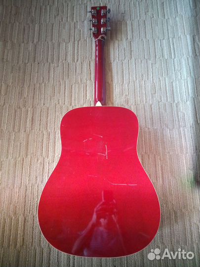 Акустическая гитара с металлическими струнами