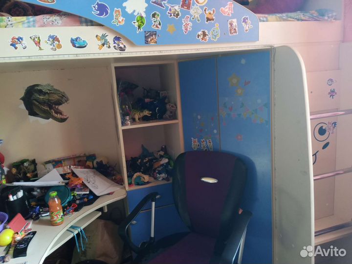 Детская кровать чердак со столом и шкафом 2 штуки