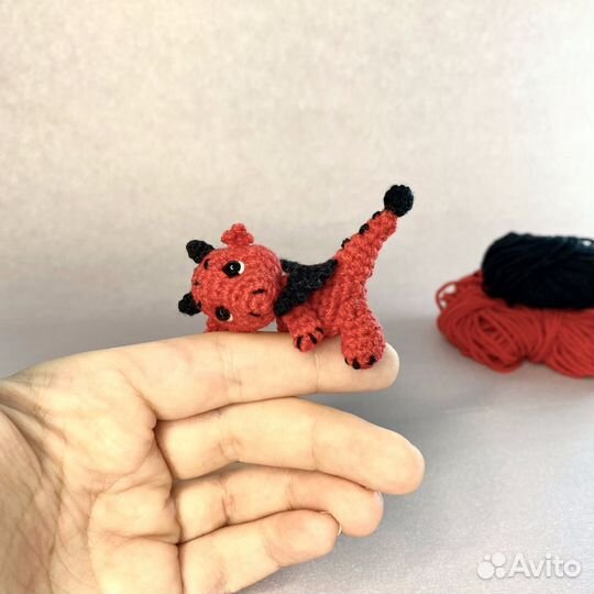 Миниатюрный красный дракон