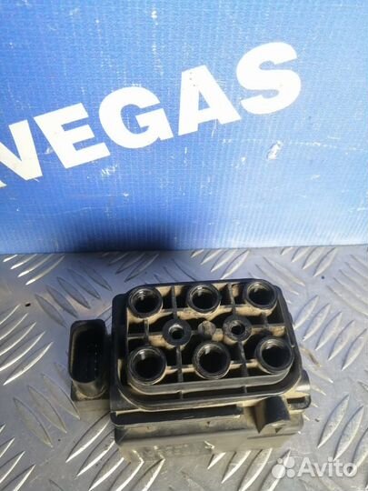 Блок клапанов пневмоподвески Volkswagen Touareg (G