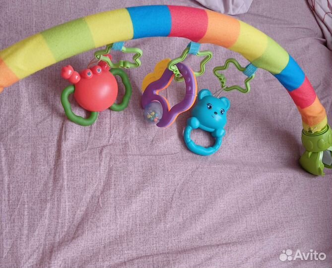 Дуга с игрушками на коляску