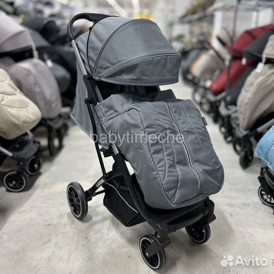 Прогулочная коляска серая