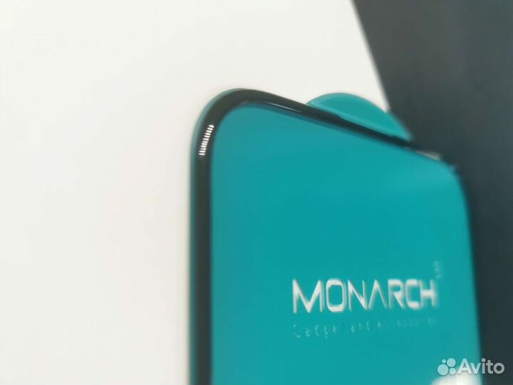 Защитное стекло Monarch на iPhone