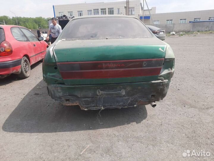 В распил Toyota Corona ST190