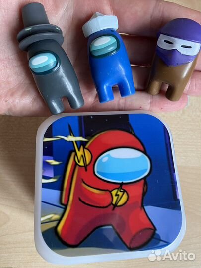 Фигурки among us и будильник