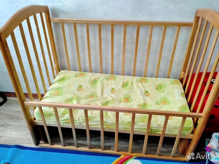 Детская кроватка с продольным маятником