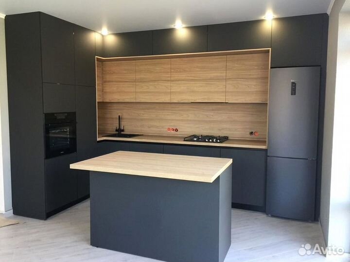 Кухня с каменным островом