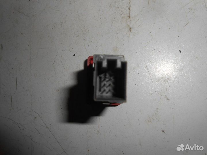 Кнопка аварийной сигнализации (Audi A4)