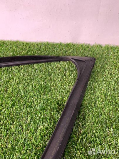 Уплотнитель стекла двери передний правый Jaguar