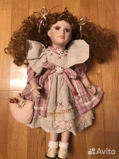 Кукла фарфоровая