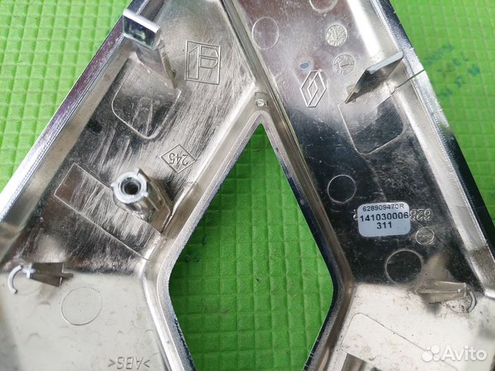 Эмблема Renault Sandero 2