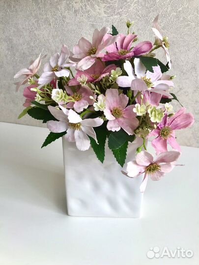 Композиция из искусственных цветов