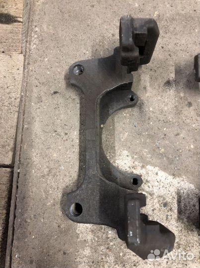 Скобы передних суппортов 312мм VW Passat B6 пара