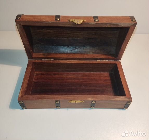 Деревянная шкатулка
