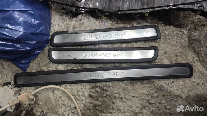Накладки toyota avensis