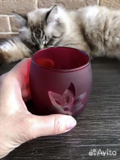 Бордовый подсвечник из стекла