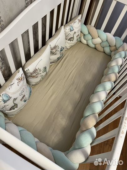 Бортики на детскую кроватку с косой и подушками