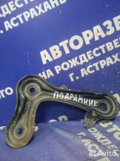 Правый кронштейн переднего подрамника Toyota Verso