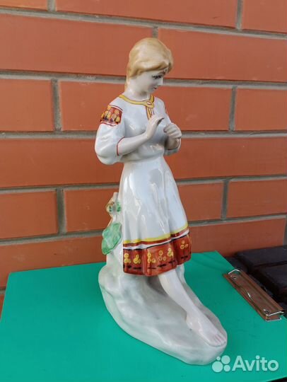 Фарфоровая статуэтка Гадание на ромашке