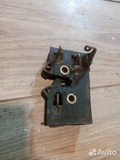 Замок задней левой двери Audi 80 B3