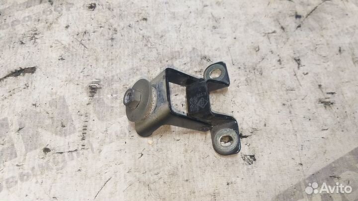 Петля крышки багажника Renault Duster