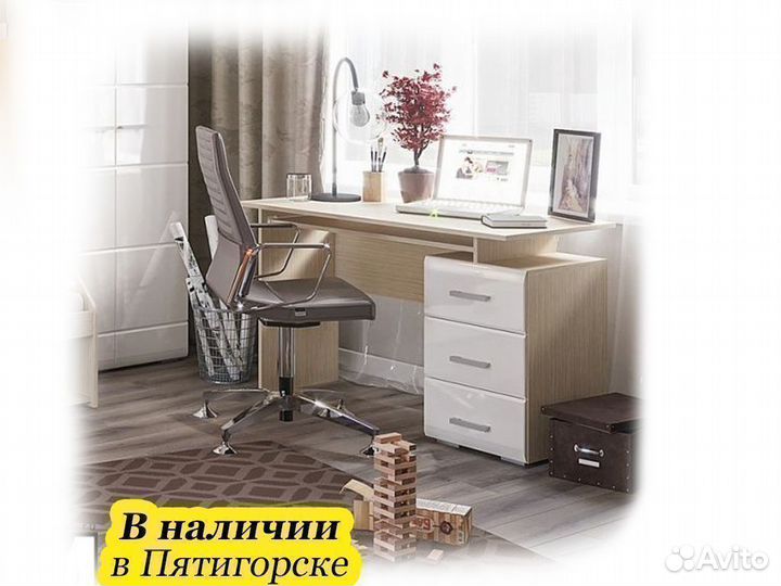 Компьютерный стол белый
